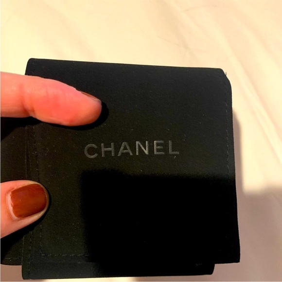 Authentic brand new Chanel jewelry pouch. Must have! - Picture 1 of 6